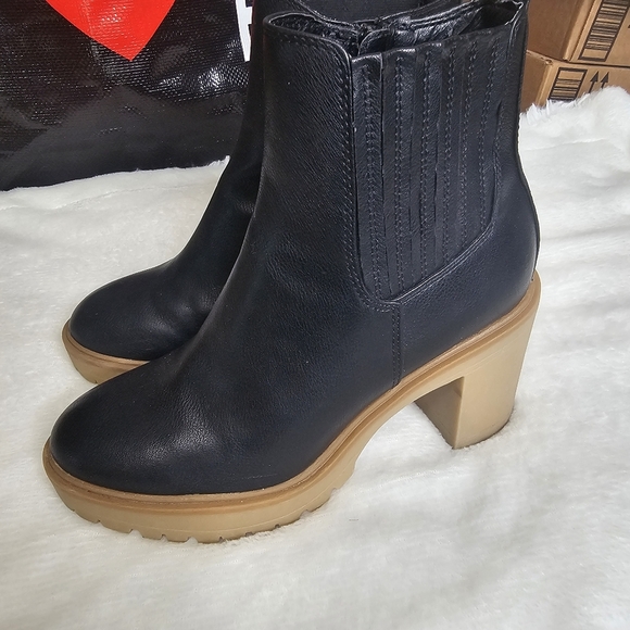 DV Dolce Vita Jade Black Bootie Womens 9 Chunky Tan Lug Sole Rubber Heel‎ - Picture 1 of 14